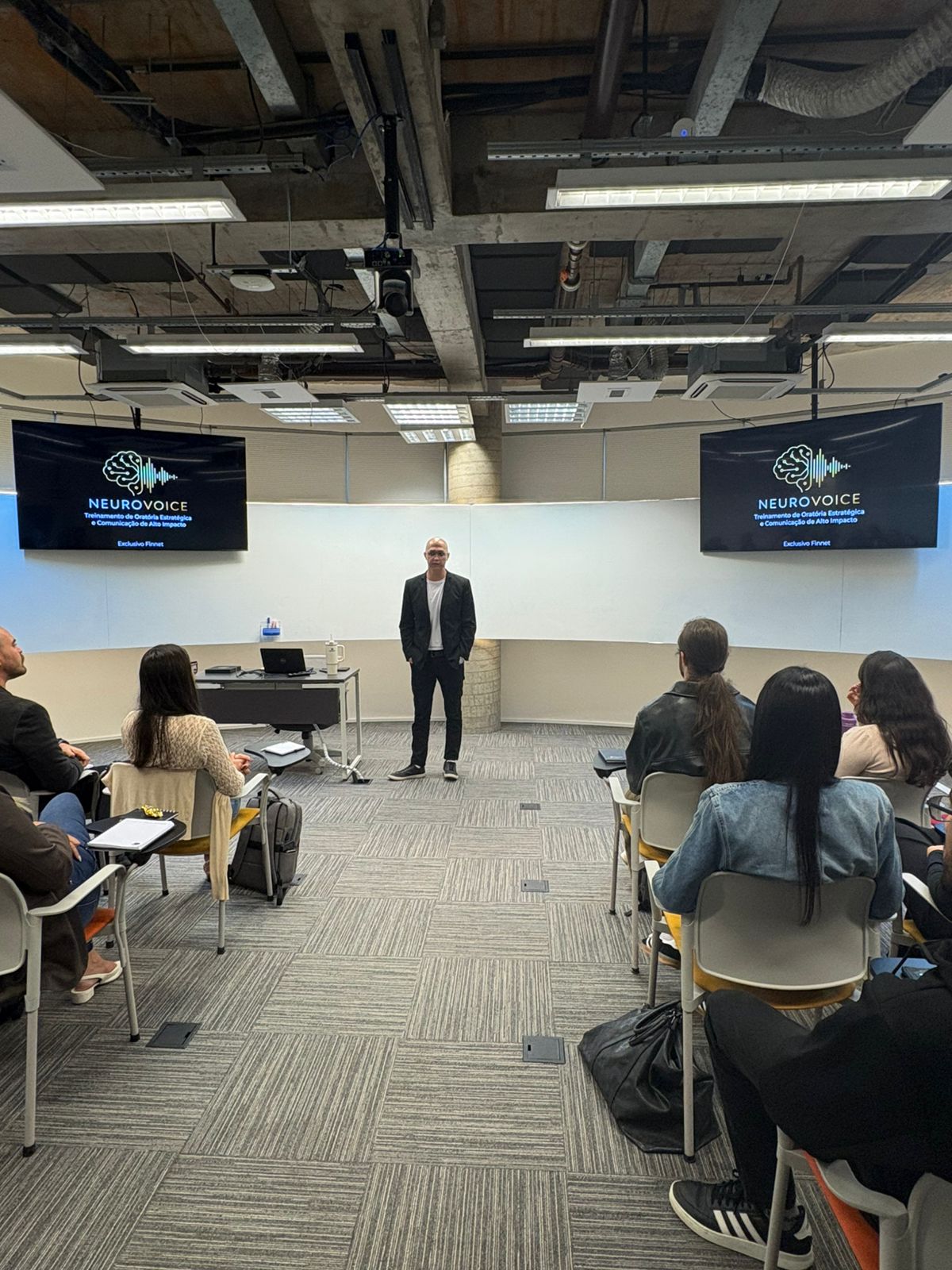 Felipe Zogaib conduzindo treinamento NeuroVoice
